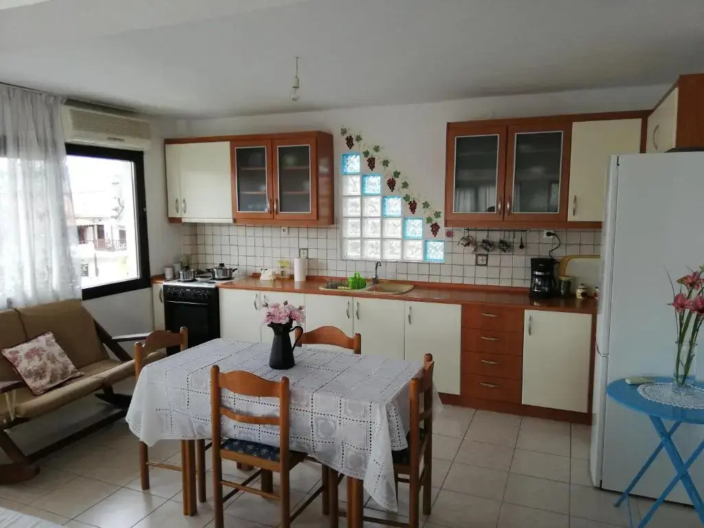 Doras House comfortable apartment with a yard and view