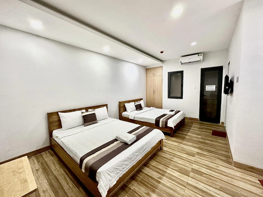 RedDoorz Plus near E-Town 2