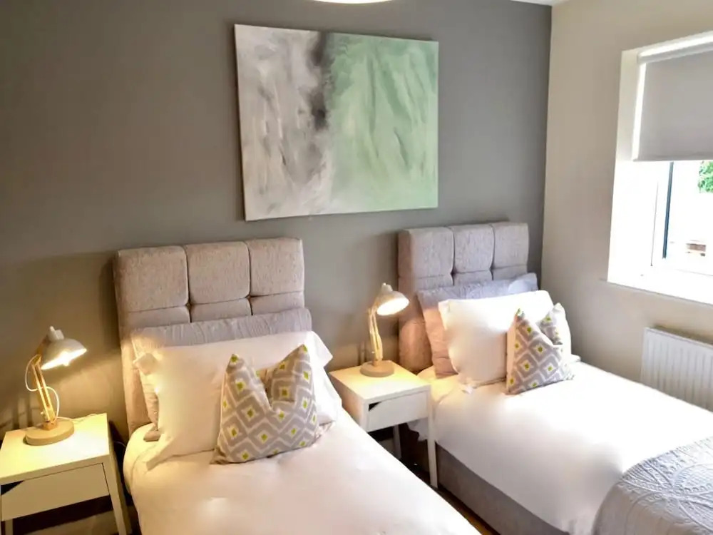 Modern Comfortable 2 & 3 Bed Apartments, Free Parking, Wifi, Headington, Close to Hospitals, Science Park & Brookes University