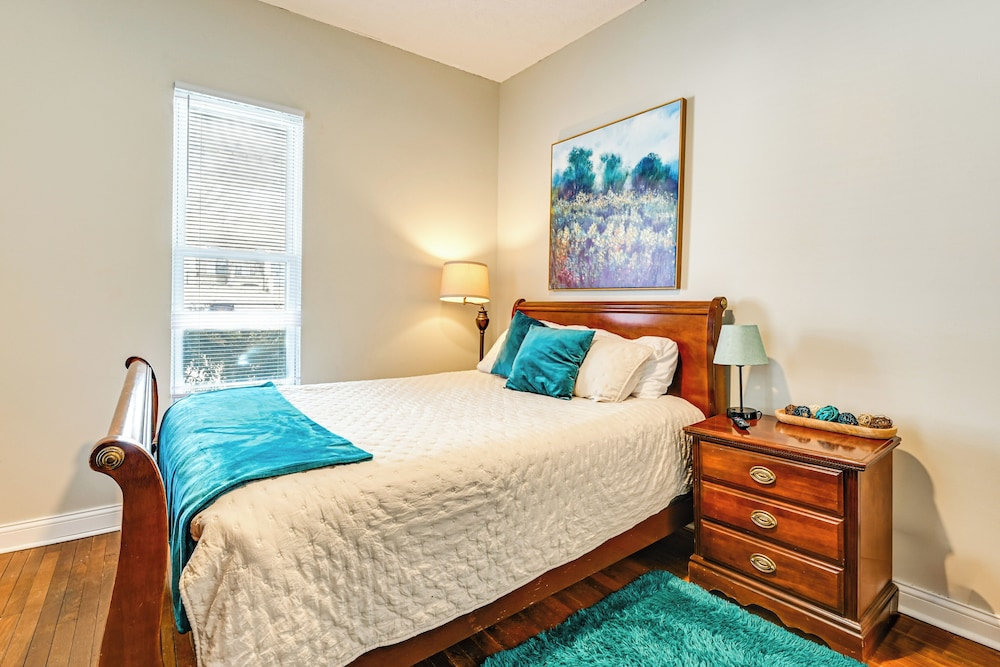 Lake Days & Fireside Nights! Updated Burnside Home