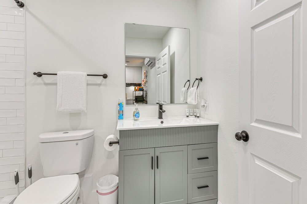 2 Mi to Galveston Beach: Apt w/ Shared Patio