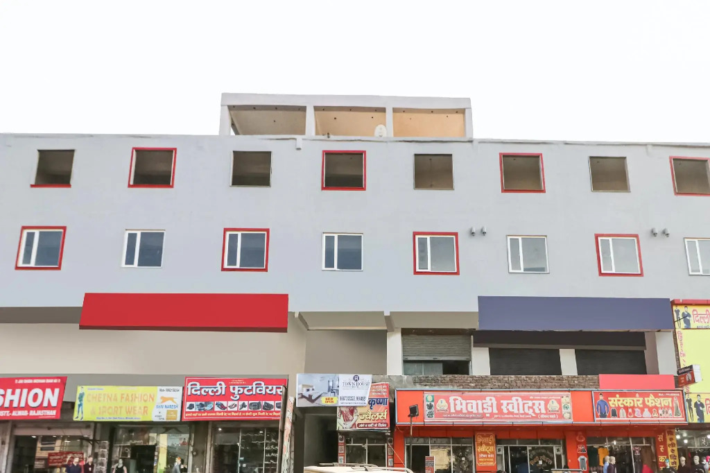 OYO 43024 Townhouse