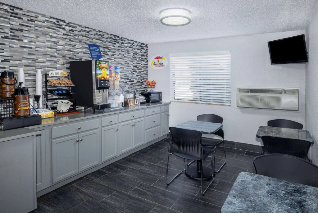 Super 8 by Wyndham Kansas City at Barry Road/Airport