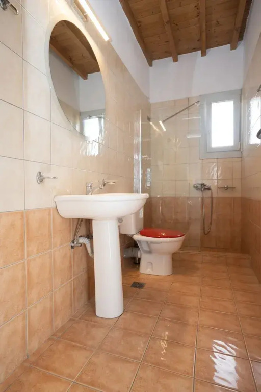 1 Bd Emerald Apt w Sparkling Shared Pool