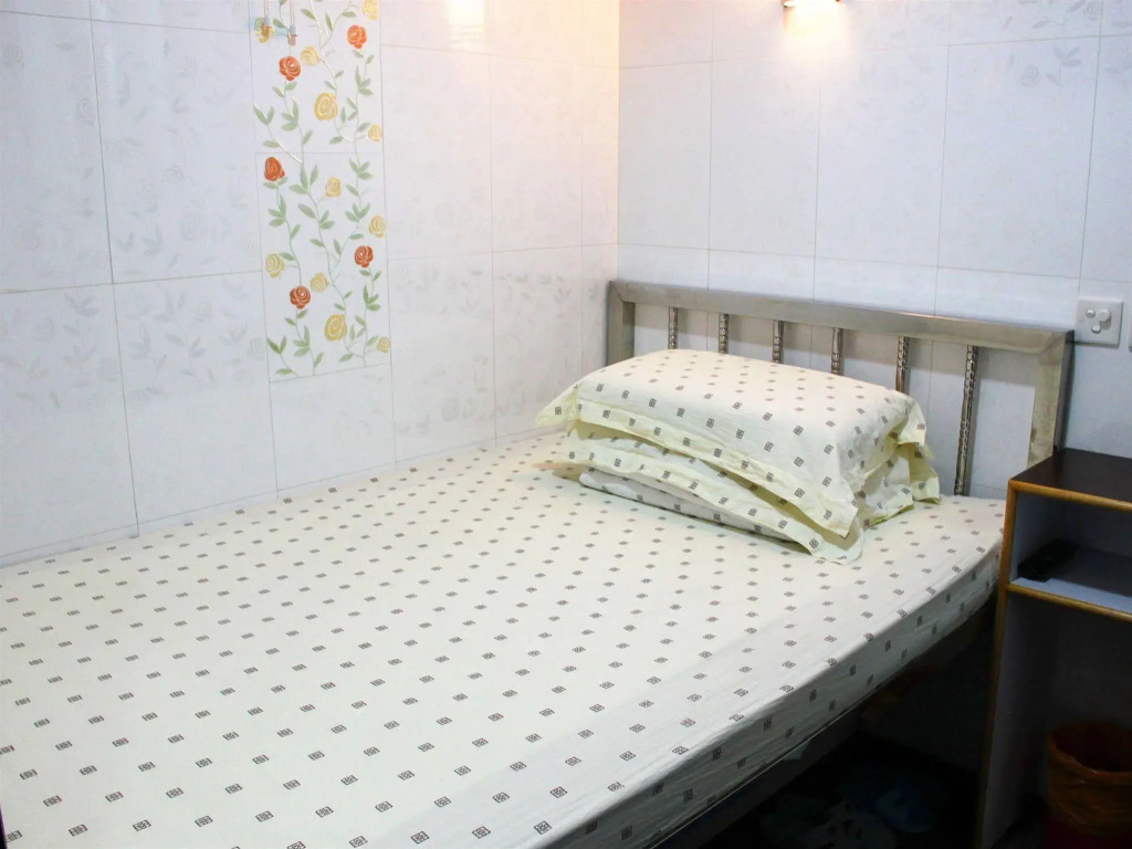 Pay-Less Guesthouse