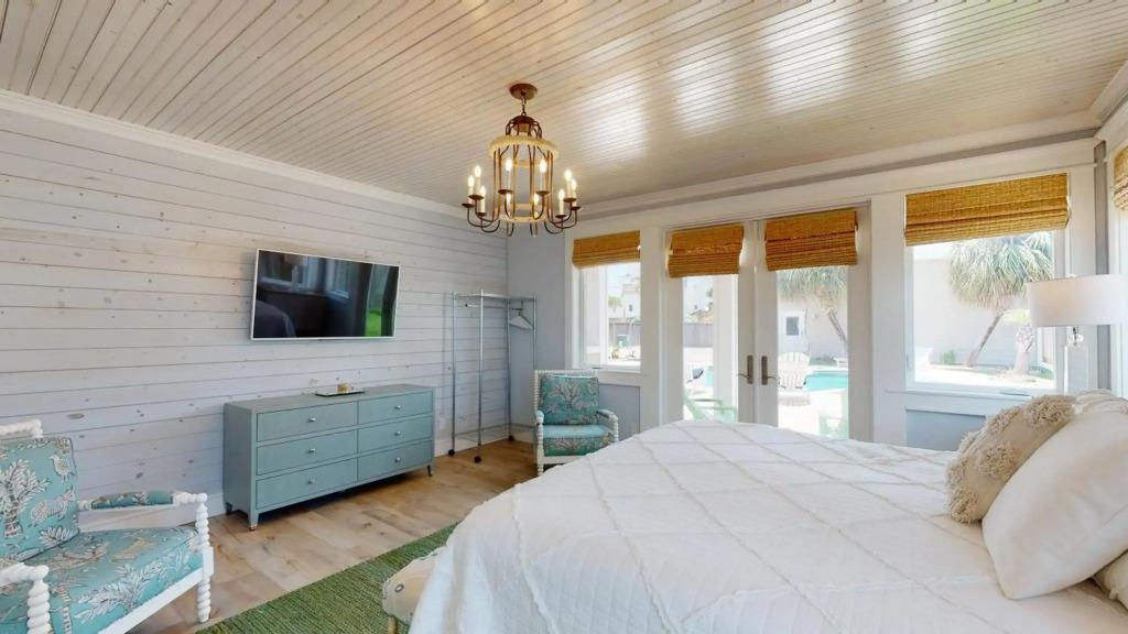 SE831 Huge and Upscale Home with Heated Private Pool in the Heart of Port A