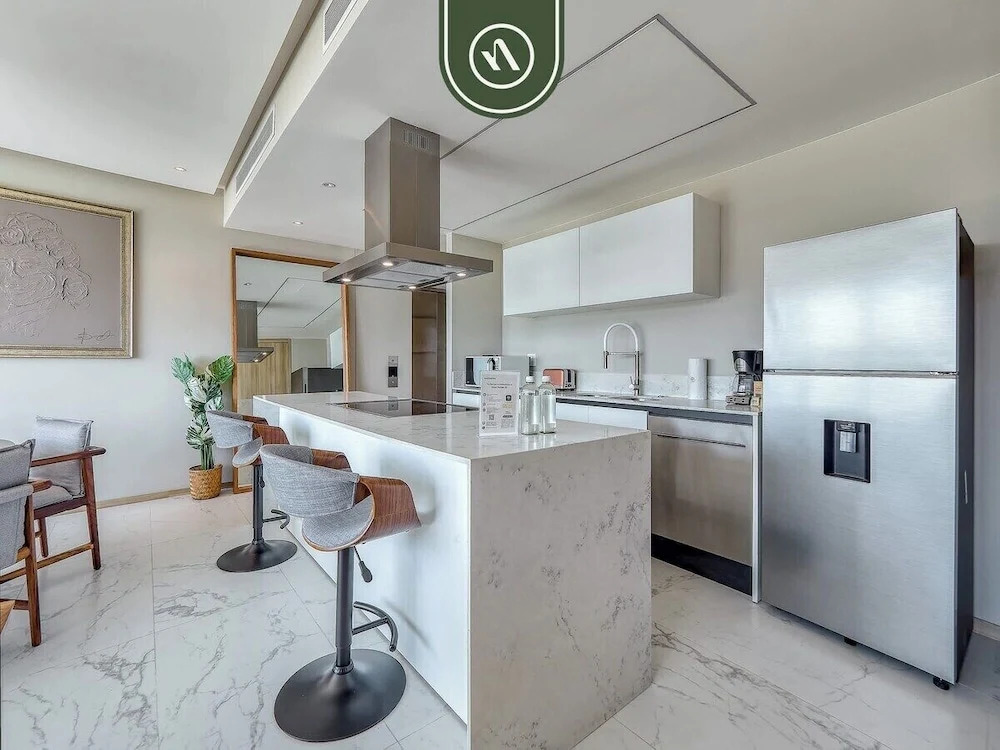 Luxury 3 BR Condo - Beach Access 1 Block Away