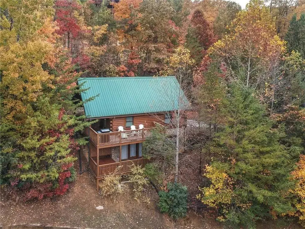 Americana 2 Bedroom Home with Hot Tub