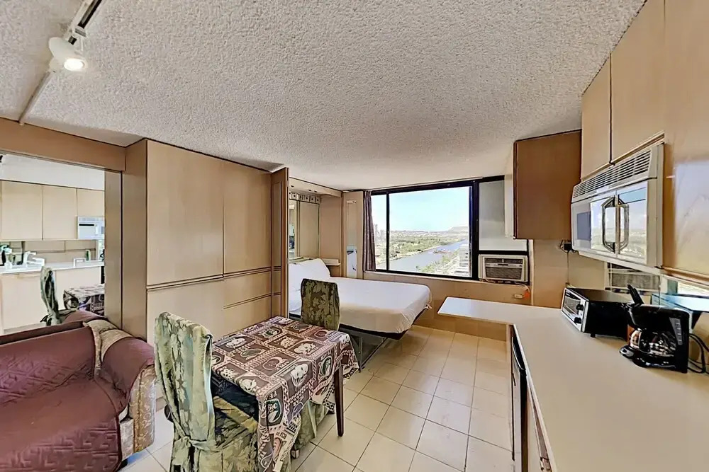Hawaiian Monarch 1607 Condo by Redawning