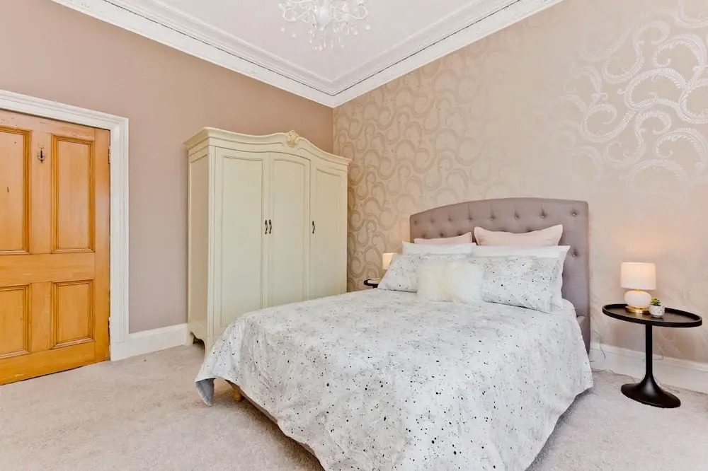 2 Bedroom Penthouse Apartment Sleeps 4