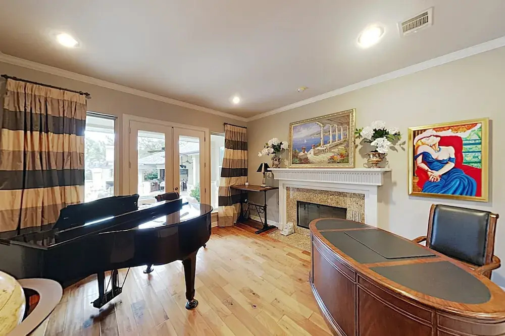 West Lake Wonder W/ Private Pool & Outdoor Kitchen 6 Bedroom Home