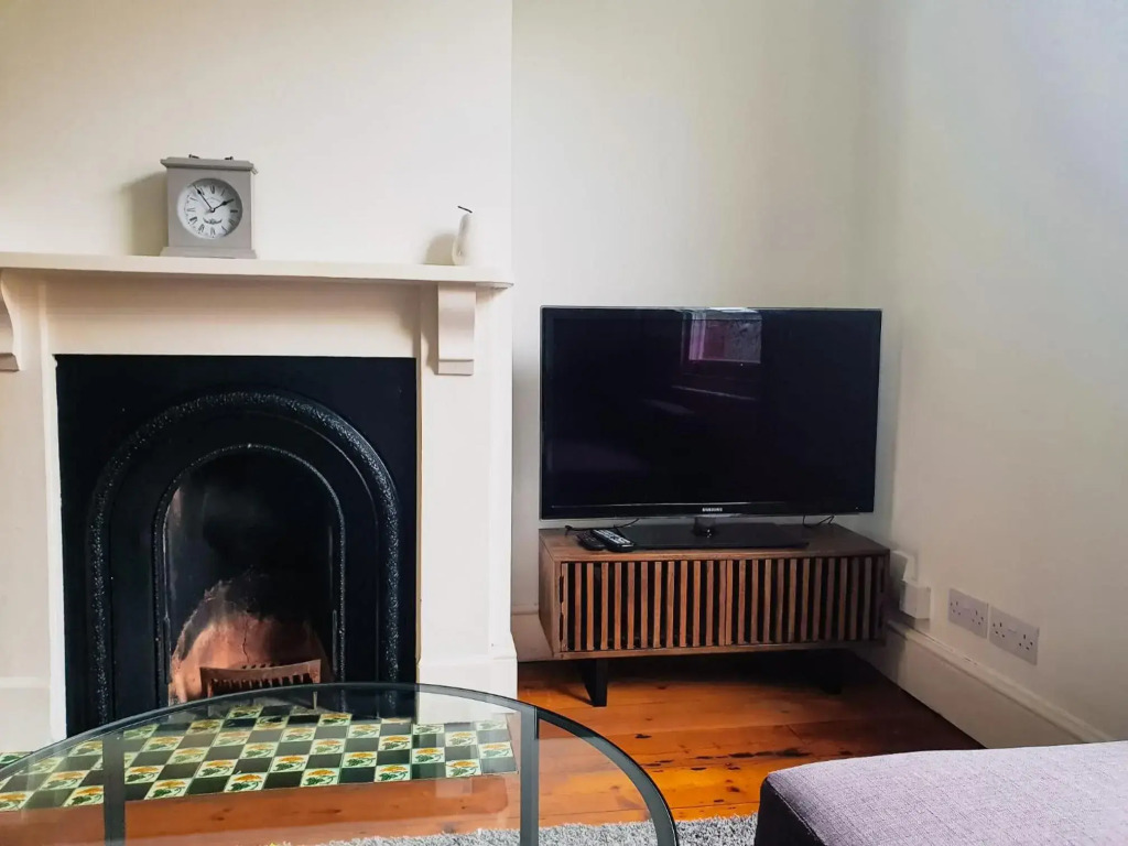 Sleeps 6 - 2 Bedroom Reading House - With WiFi, Netflix, Parking & Garden by JDF Property