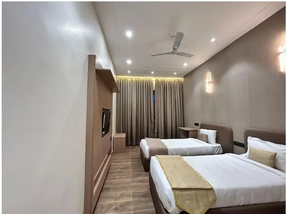 Hotel Kingsway Continental , Raipur