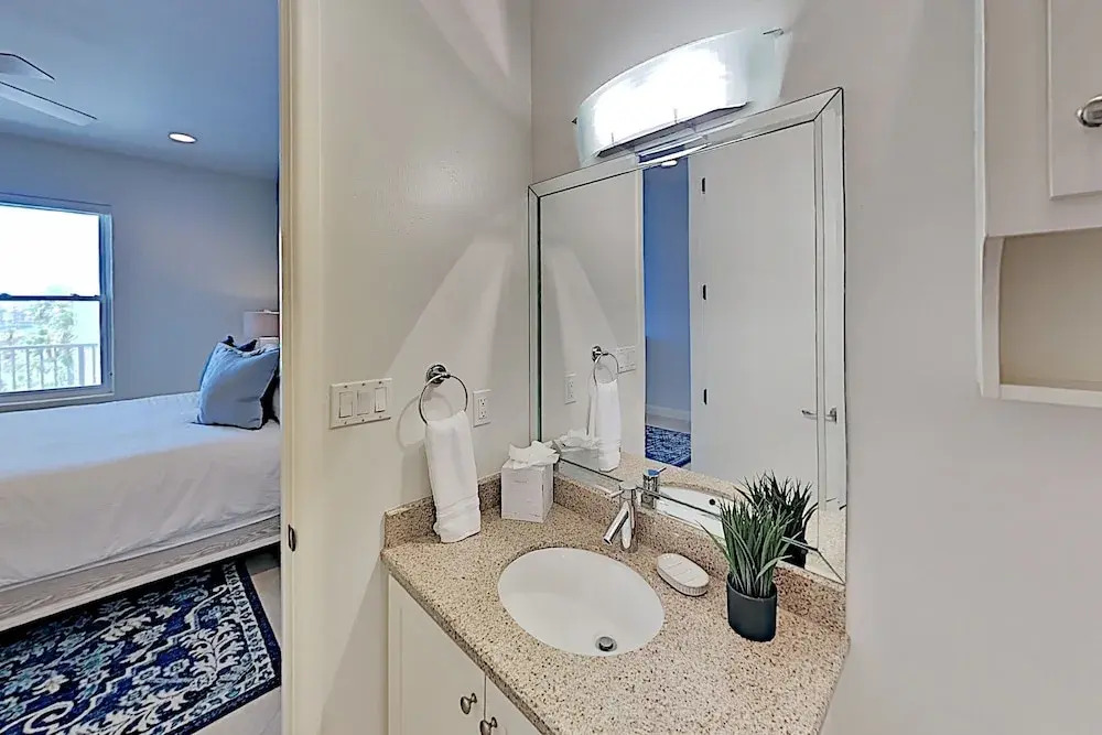 Modern Las Olas - Ocean Views, Pool & Tennis 3 Bedroom Condo