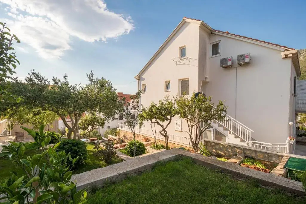 Apartment Pina - A Home Away From Home With A Private Jacuzzi