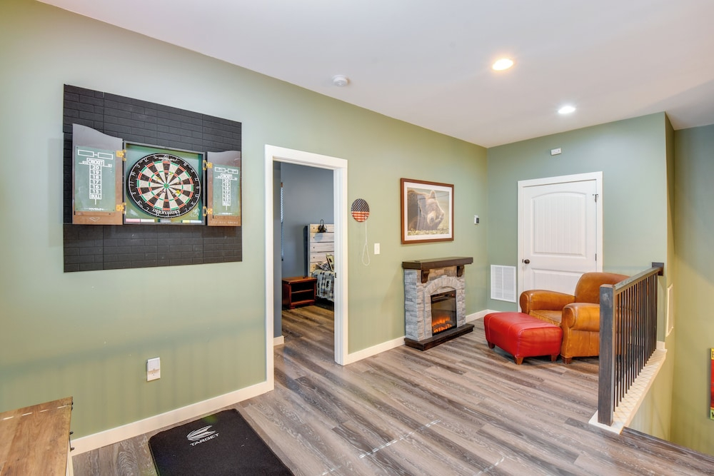 Mtn-view Getaway w/ Deck in Clayton: 1 Mi to Golf!