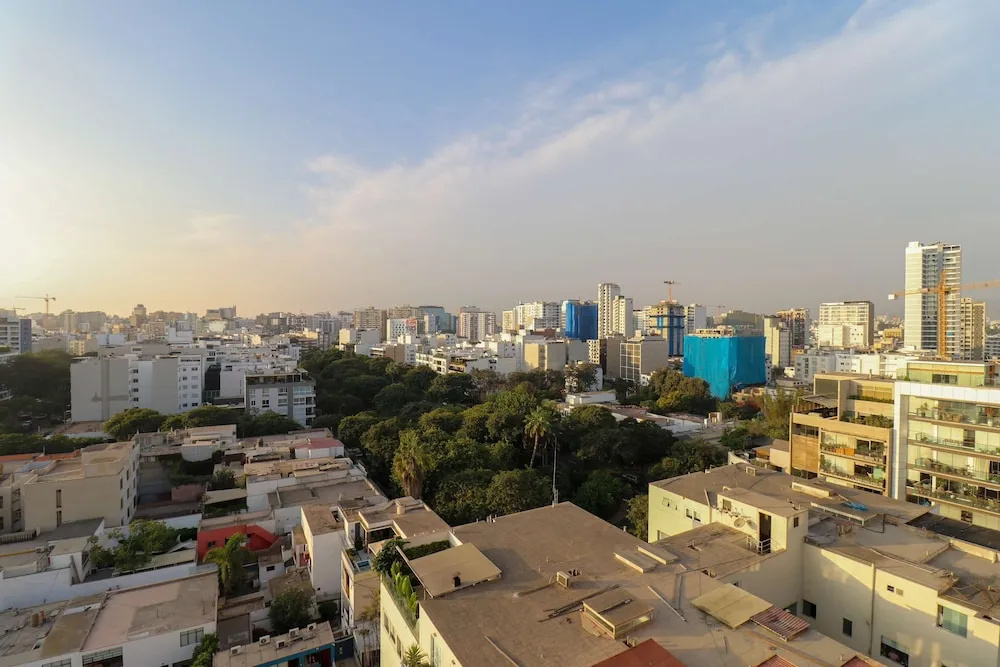 w Upscale 2BR Duplex w Balcony in Miraflores