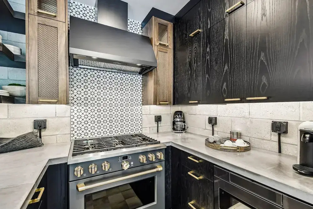 NEW The Strata Barn - Luxury Hyde Park Townhome