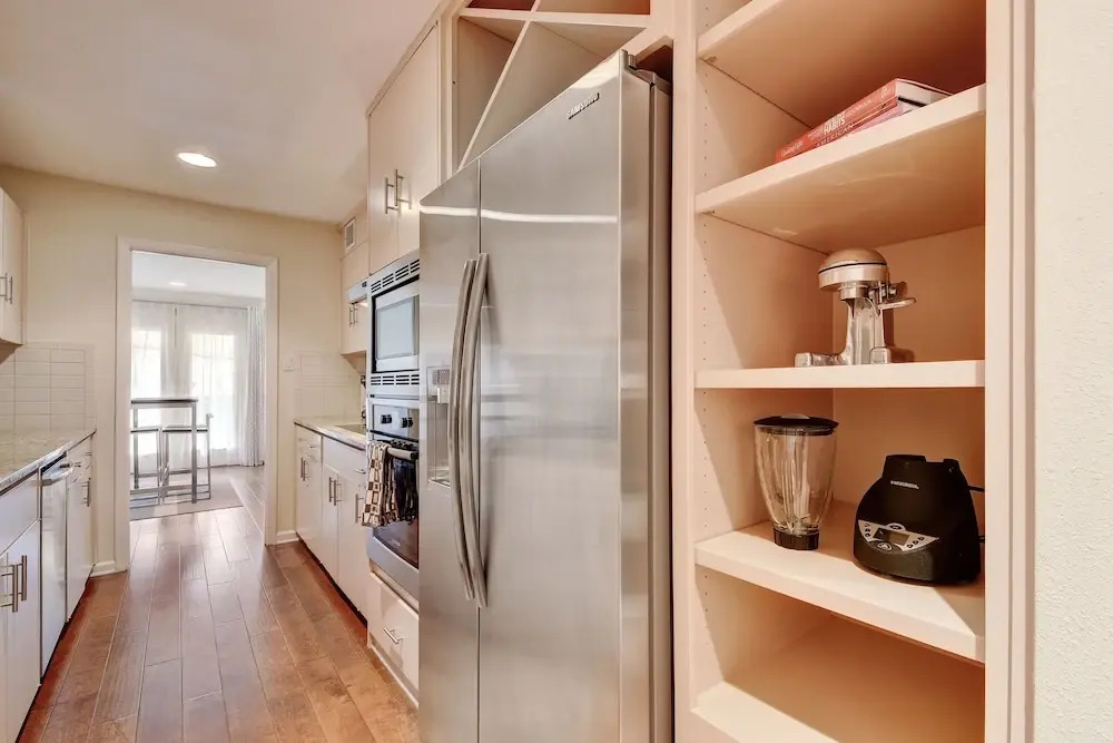 Downtown Austin Apt. W/ 2 Decks 1 Bedroom Condo