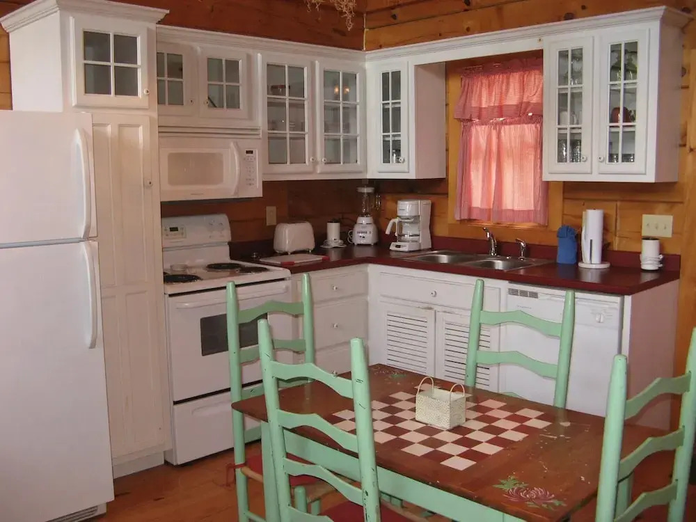 Adorable Shut'er Inn 1 Bedroom Cabin