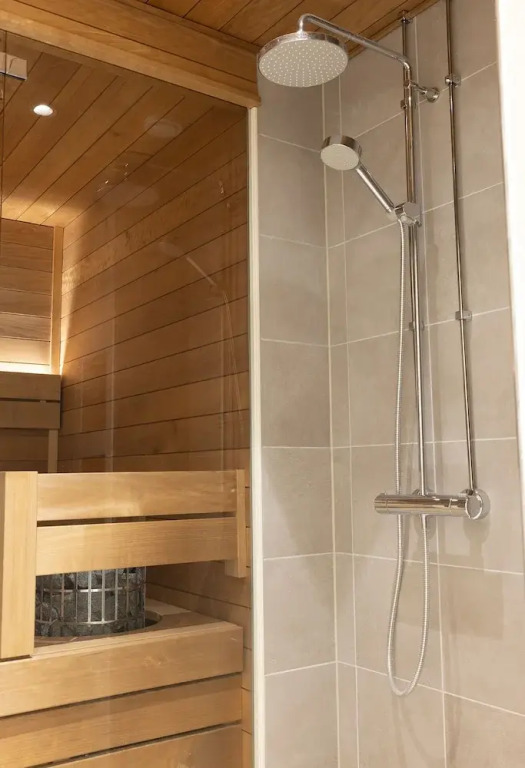 2ndhomes Stunning 3BR Apartment w Sauna