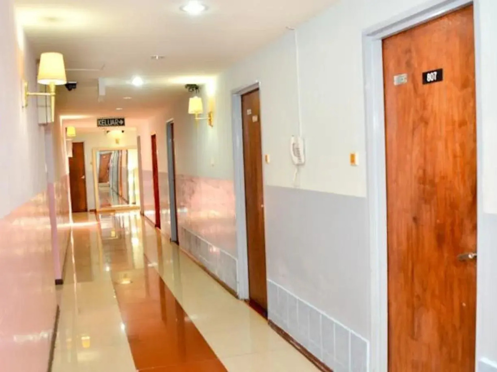 J & J Hotel