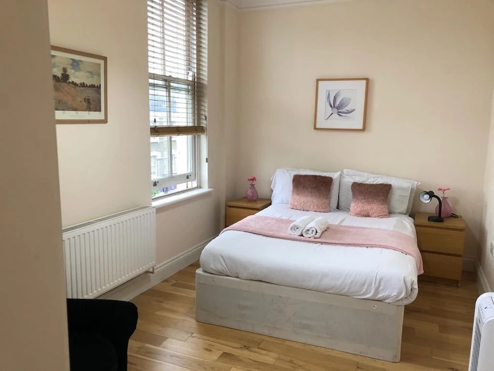 2 Bed Flat by Shoreditch Station Zone 1