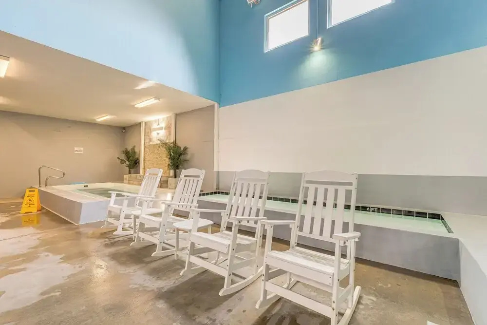Resort Amenities & Beach Access: Huddleston Condo