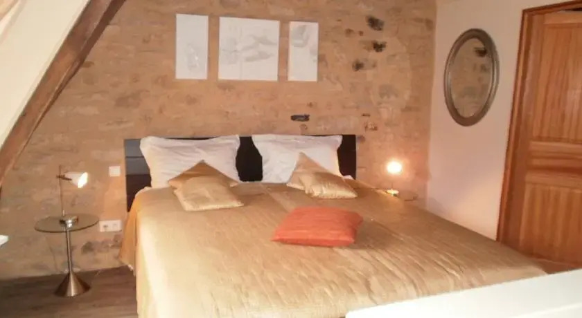 Le Grenier du Chapitre son loft avec les poutres et lappartement une chambre sans les poutres