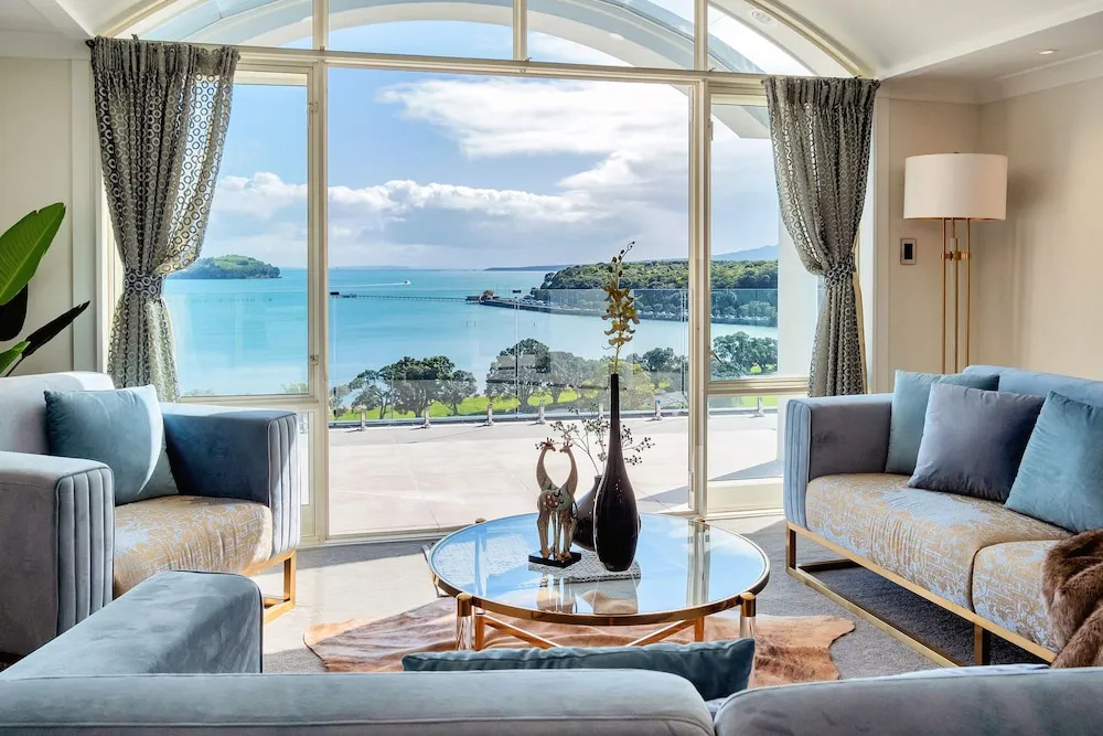Orakei Grandeur Mansion with Sea Views & Pool