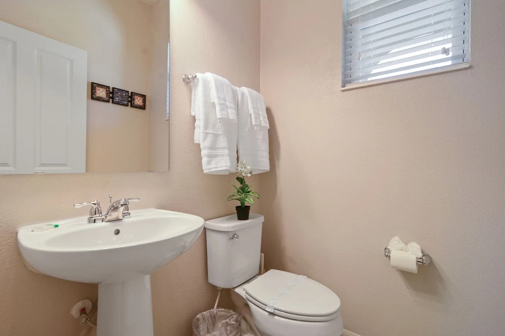 Four Bedroom Sleeps 10 w Gameroom 5152a