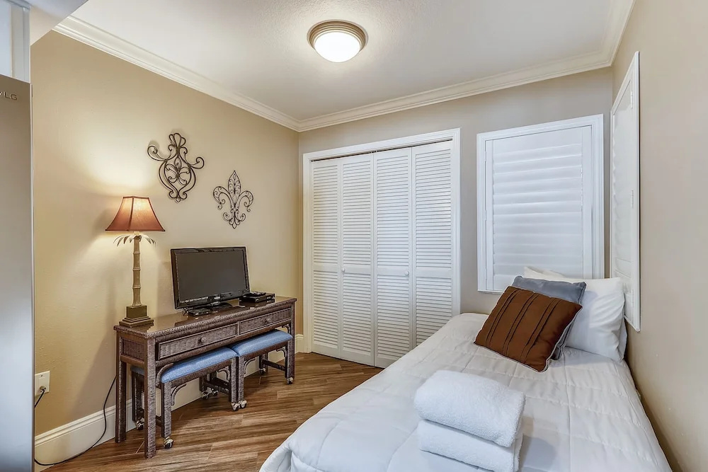 Inlet Reef 303 2 Bedroom Condo by RedAwning