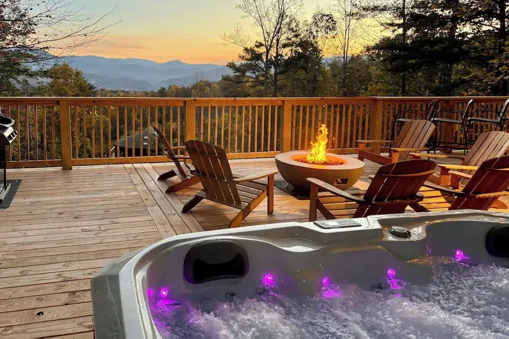 3 Mi to Dtwn: Mtn-view Cabin in Gatlinburg!