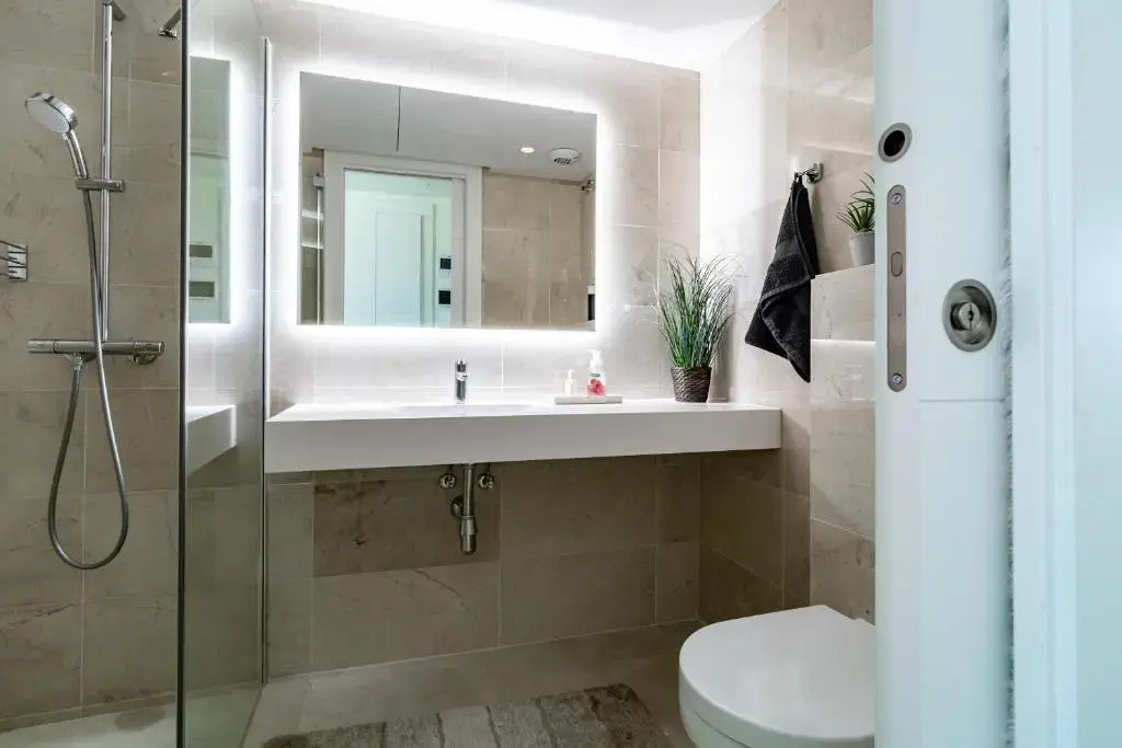 LMR1- Modern penthouse, private pool, families only