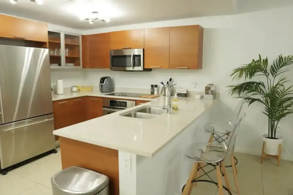 Miami Midblock Condo - City Views, Pool & Balcony