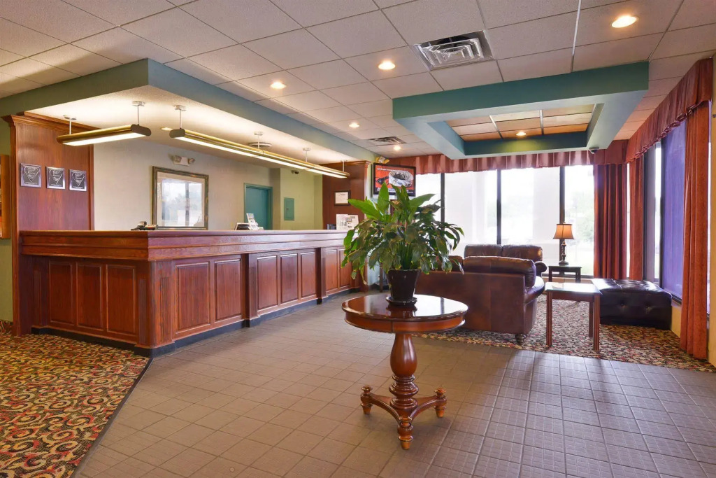 Lamplighter Inn & Suites Pittsburg