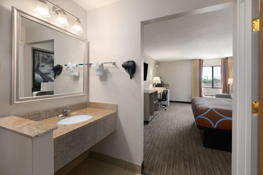 Super 8 by Wyndham Tucson/Grant Road Area AZ