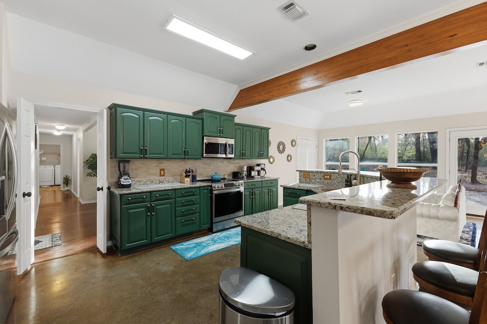 Oakwood Oasis: 1.4 Acres Of Tranquility 6 Bedroom Home