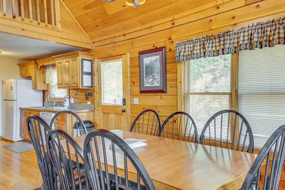 Hot Tub & Game Room: Log Cabin 2 Mi to Ripleys!