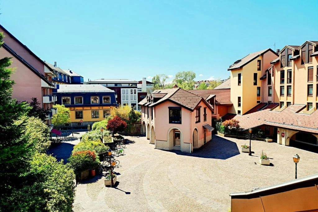 Nice 110m With Balcony In The Downtown