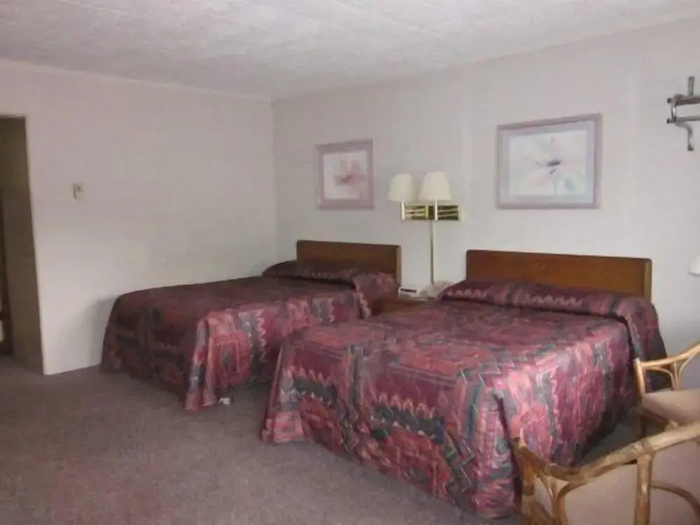 Brookside Motel & Cabins