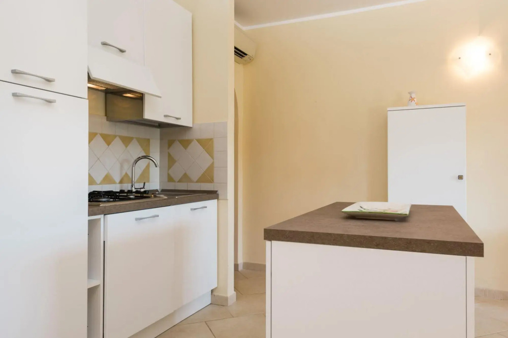 It consists of 4 bedrooms (1 double and one with twin beds, 1 double with also a single bed, one dou-PERLACEA 16