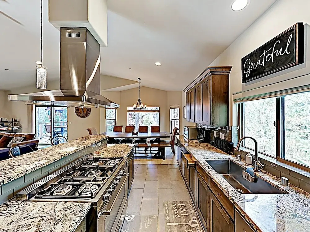 New Listing! New-build Alpine W/ Hot Tub 5 Bedroom Home