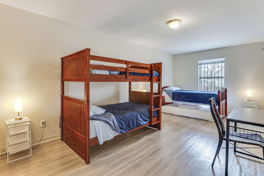 Ideal Location 4 Mi to Med Center! Houston Duplex