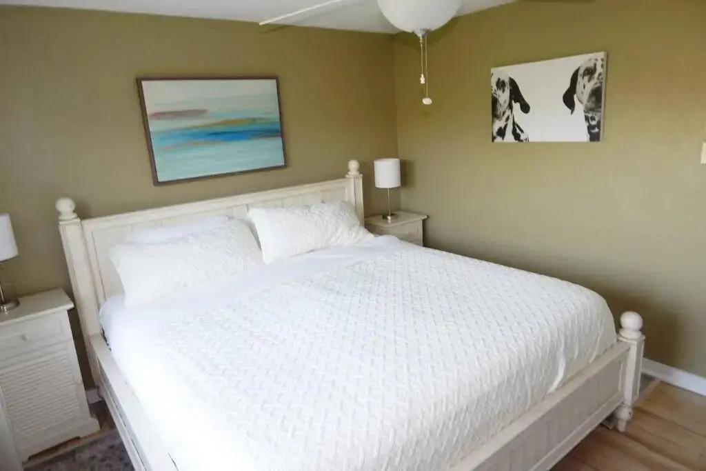P-Town 2br Beach Beauty on the Bay. Water View!