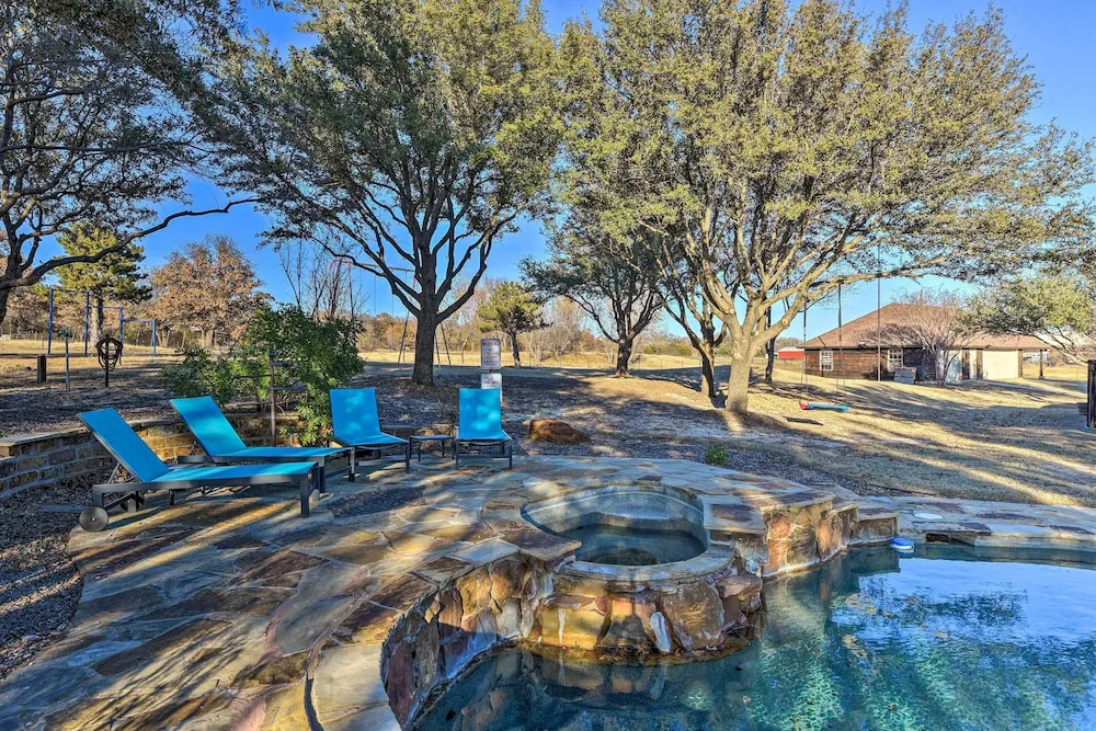 Private Pool Spacious and Vibrant Argyle Villa!