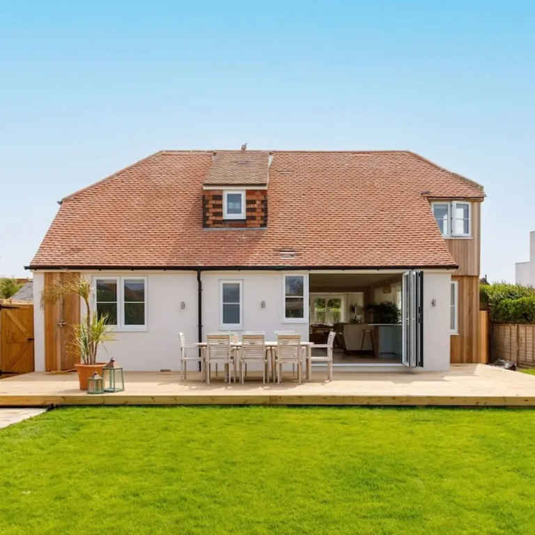 Mariners Stylish Beachside Getaway With Sea Views