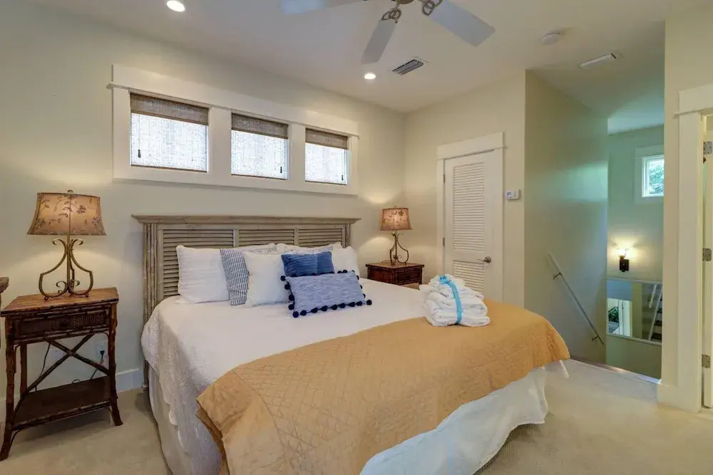 Cute little Cottage! Perfect Getaway! 2 Pools! SLEEPS 4
