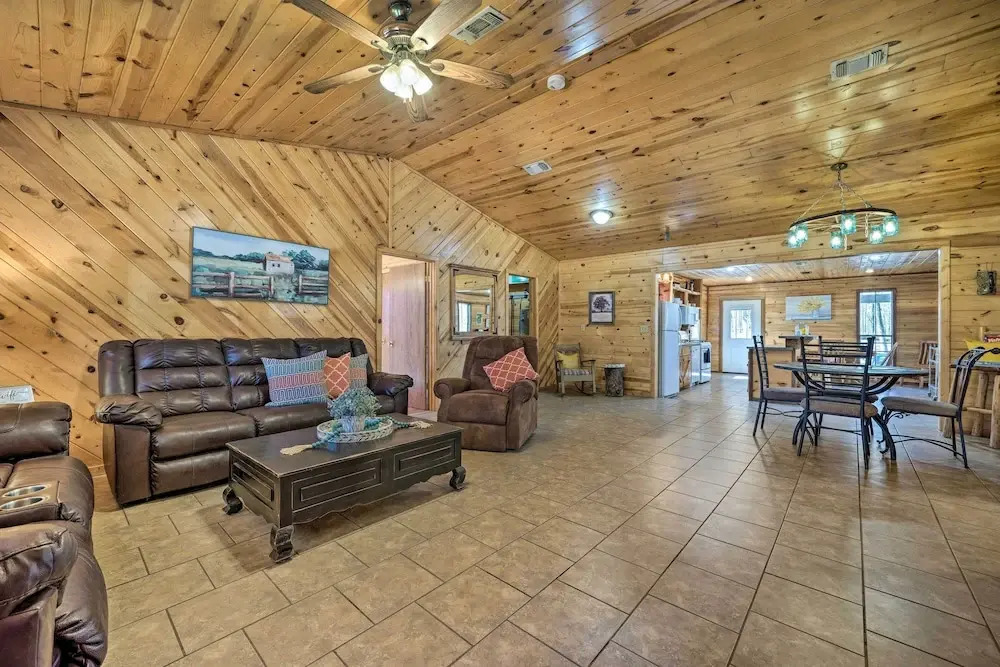 Broken Bow Getaway: Hot Tub, Grill & Fire Pit