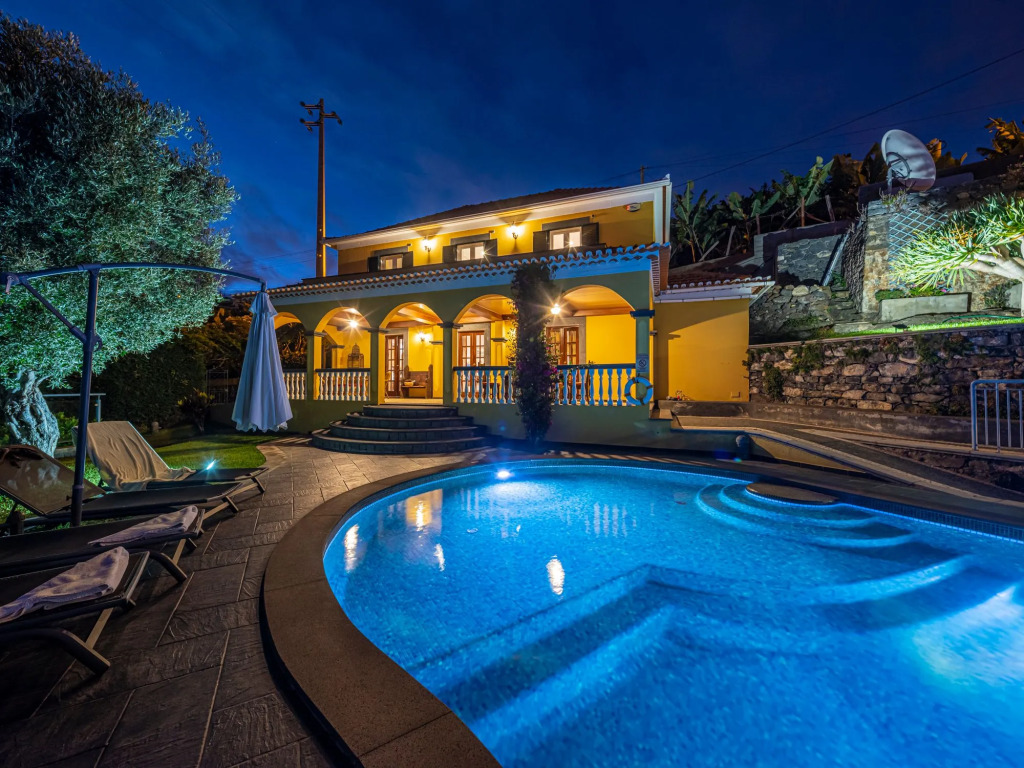 Lovingly restored old villa, heated pool, garden, sea views | Quinta Girassol